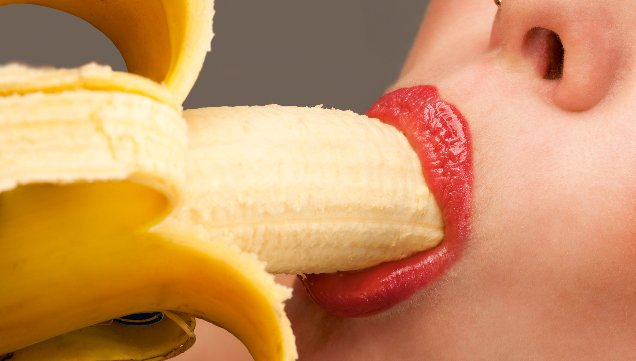 Frau lutscht eine Banane