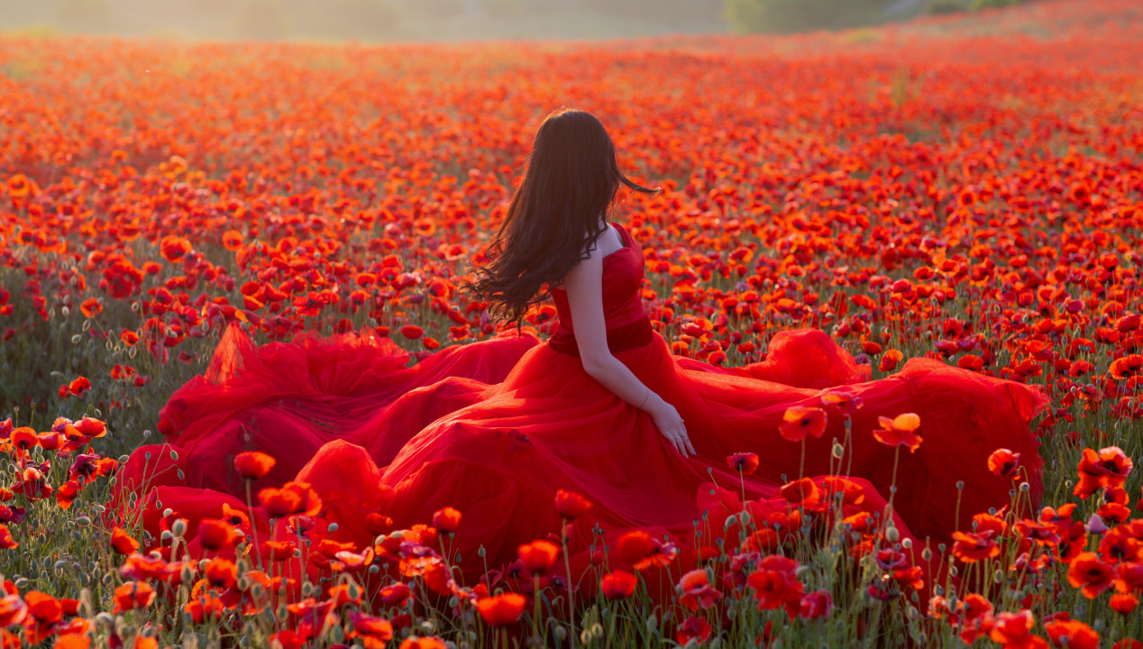 Ein rotes Tuch? Von wegen! Darum wirkt rote Kleidung an Frauen so sexy, Artikelbild